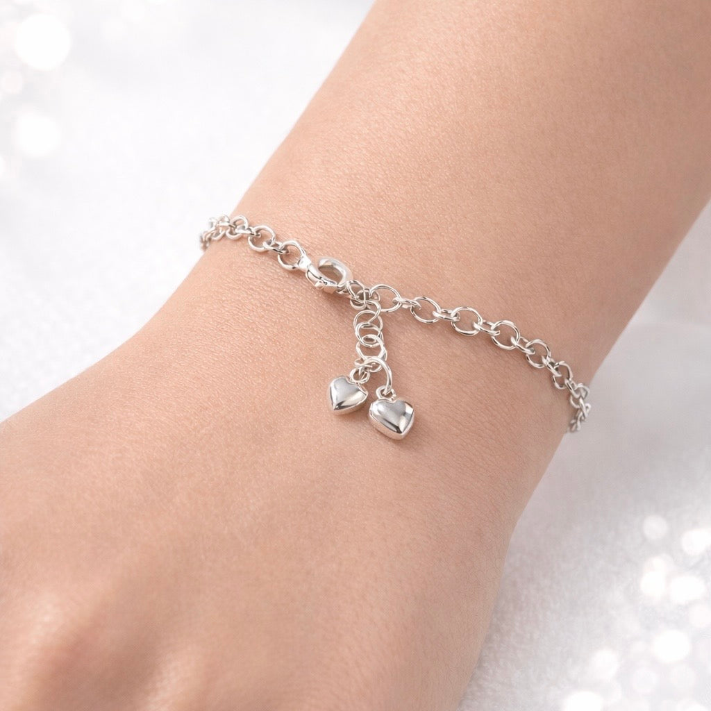 Ett armband i silver med dubbla silverhjärtan.