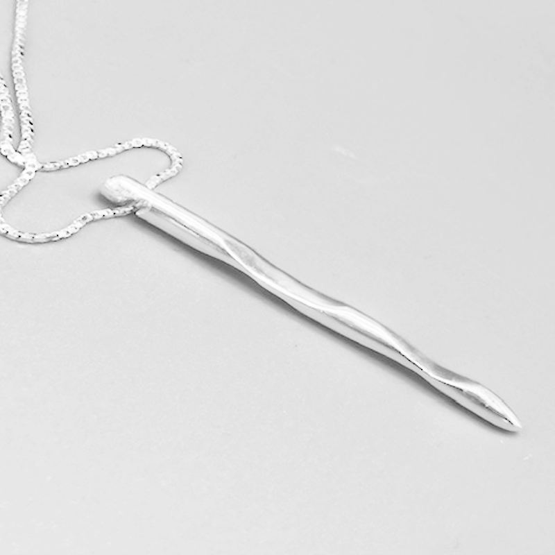 Ett halsband med oregelbunden och stilren silverstav, allt i äkta sterlingsilver (925).