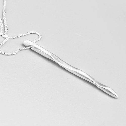 Ett halsband med oregelbunden och stilren silverstav, allt i äkta sterlingsilver (925).