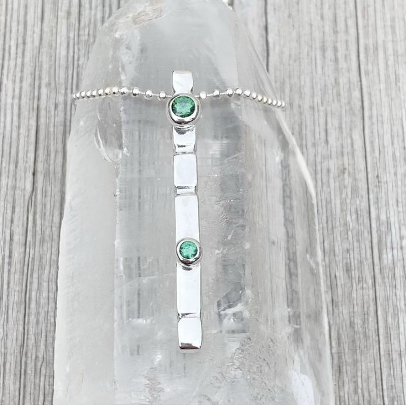 Silverhalsband totem smaragdgrön