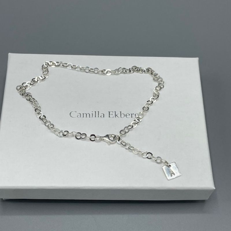 Tunn vristlänk (ringkedja rund 3,6 mm) i silver med stämpelplatta