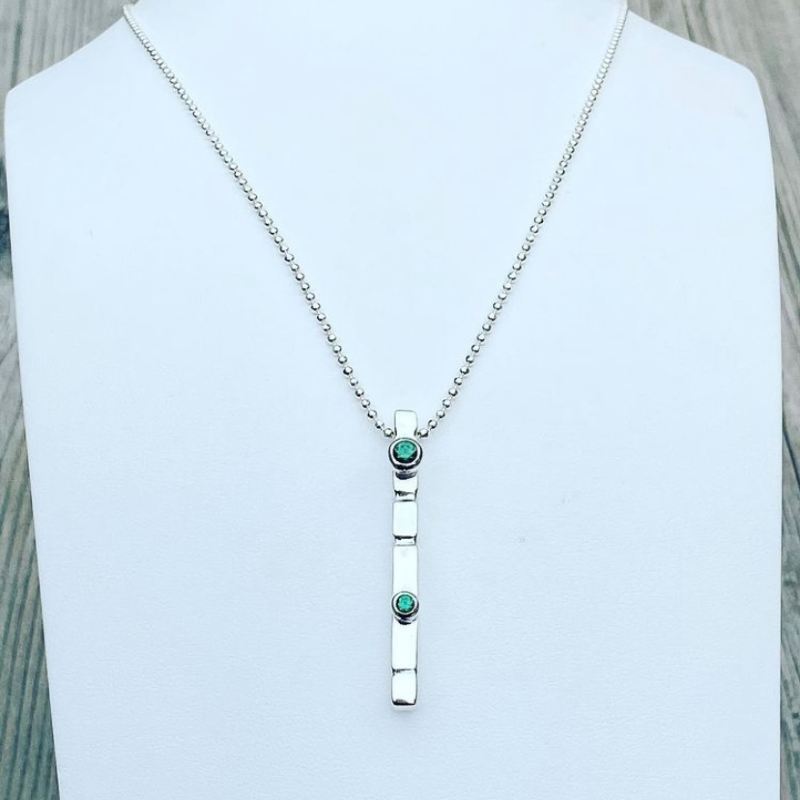 Silverhalsband totem smaragdgrön