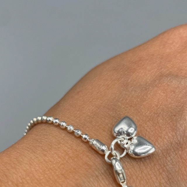 Armband Facetterad kulkedja med två hjärtan – Handgjort i 925 sterlingsilver.