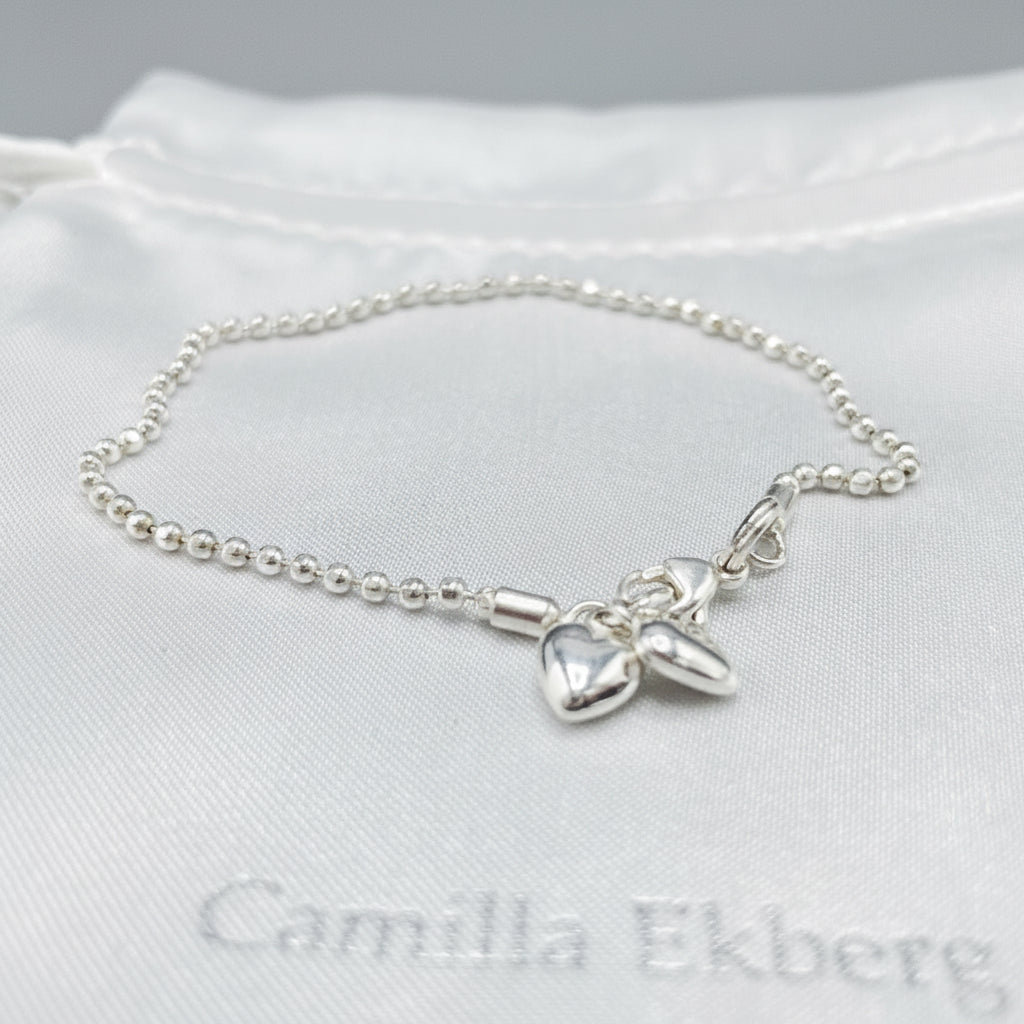 Armband Facetterad kulkedja med två hjärtan – Handgjort i 925 sterlingsilver.