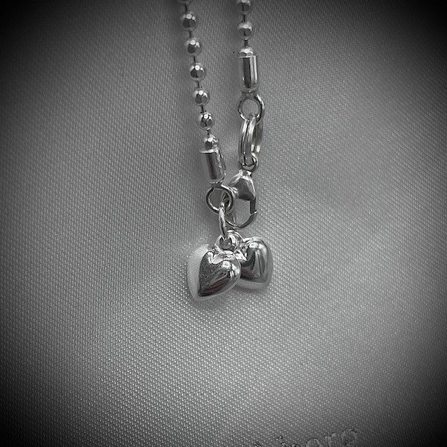 Armband Facetterad kulkedja med två hjärtan – Handgjort i 925 sterlingsilver.