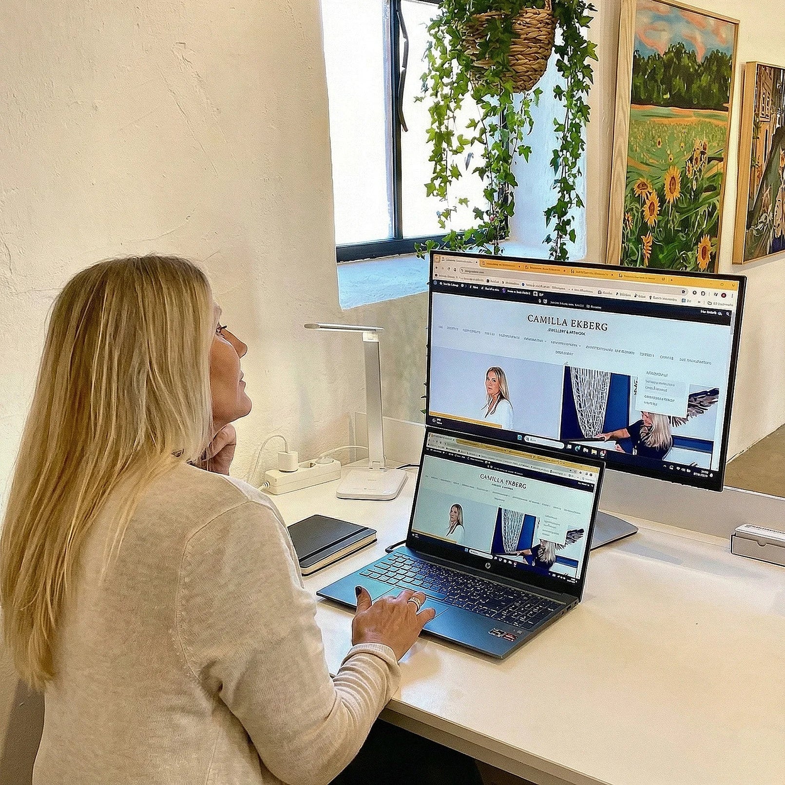 Camilla sittandes vid ett skrivbord.