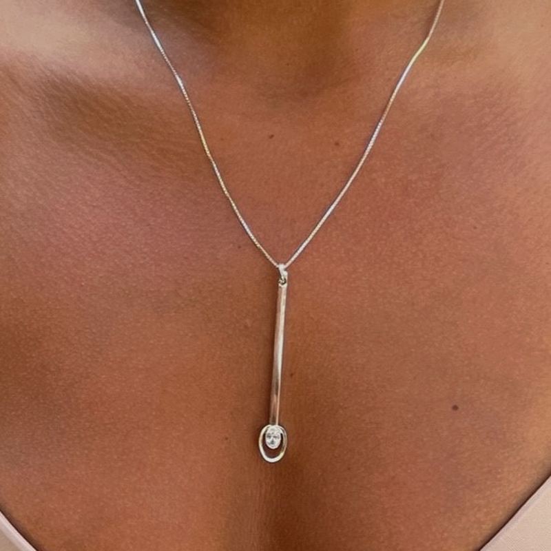 Silverhalsband Ellipse med vit sten