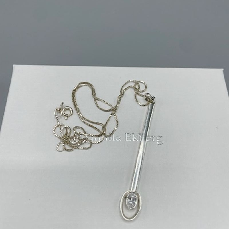 Silverhalsband Ellipse med vit sten