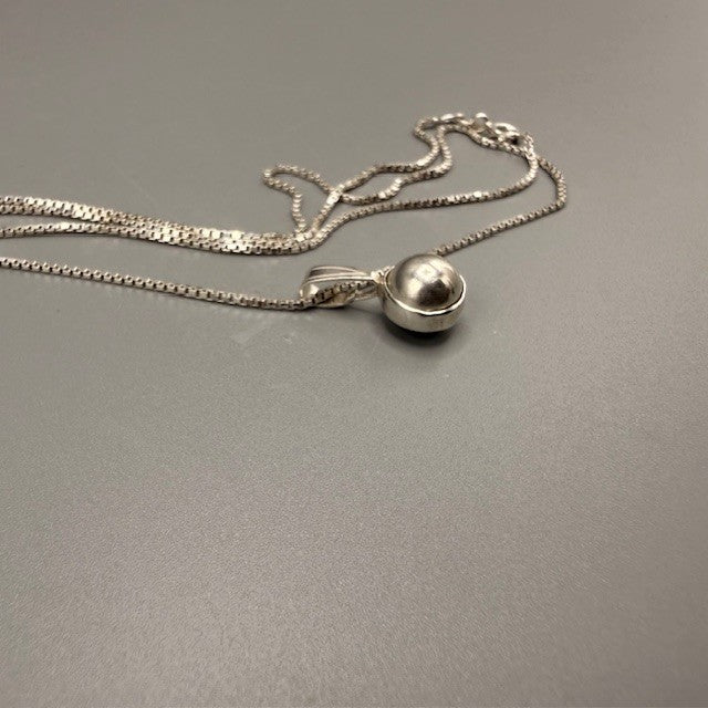 Calm Sphere (Small) – Halsband med Snurrkula i Sterlingsilver