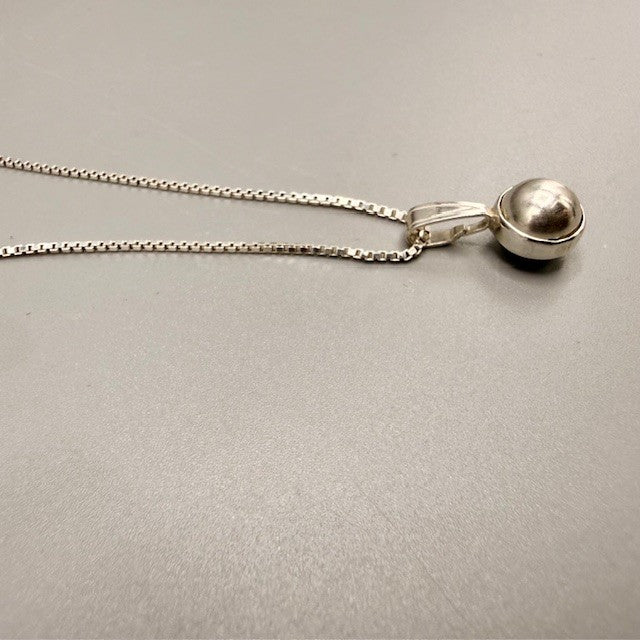 Calm Sphere (Small) – Halsband med Snurrkula i Sterlingsilver
