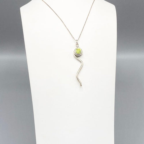 Silverhalsband med grön zirconiasten.