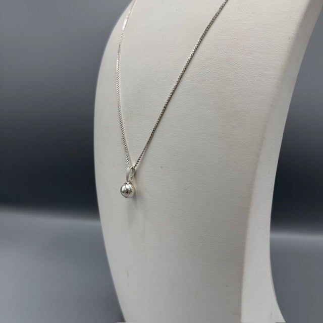 Calm Sphere (Small) – Halsband med Snurrkula i Sterlingsilver