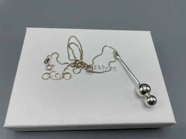 Silverhalsband Stav med dubbla kulor.