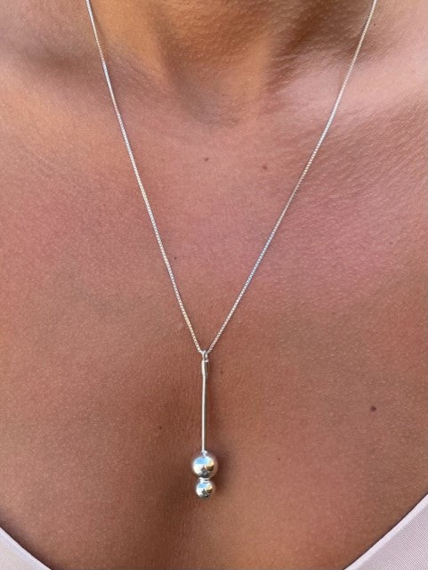 Silverhalsband Stav med dubbla kulor.