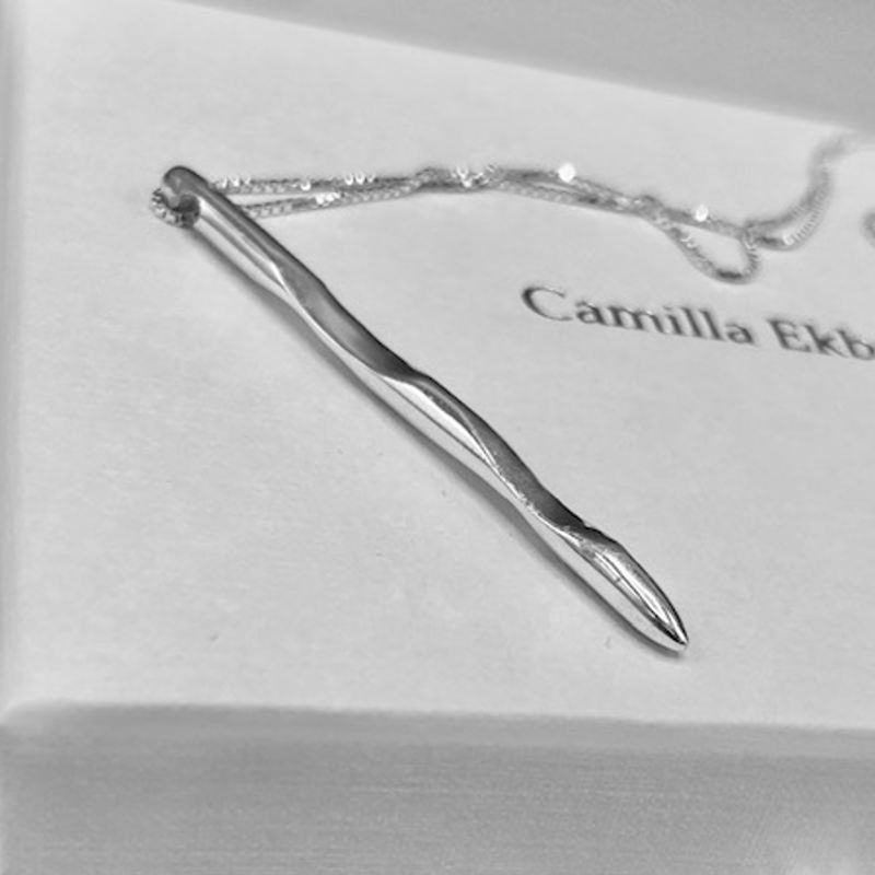 Ett halsband med oregelbunden och stilren silverstav, allt i äkta sterlingsilver (925).