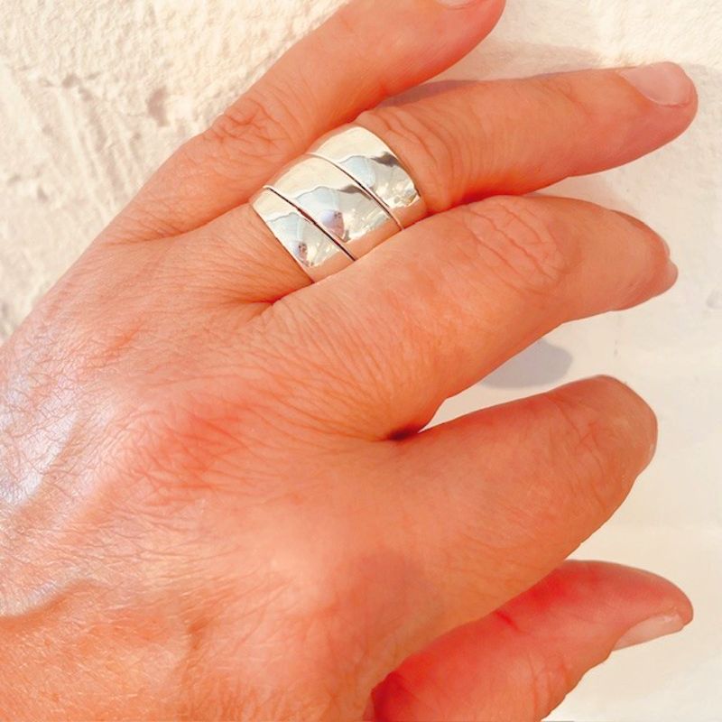 En handgjord kupad och snurrad silverring.