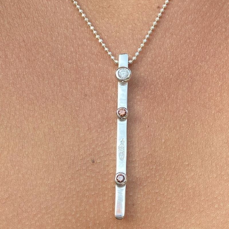 Silverhalsband totem cognacbrun/vit