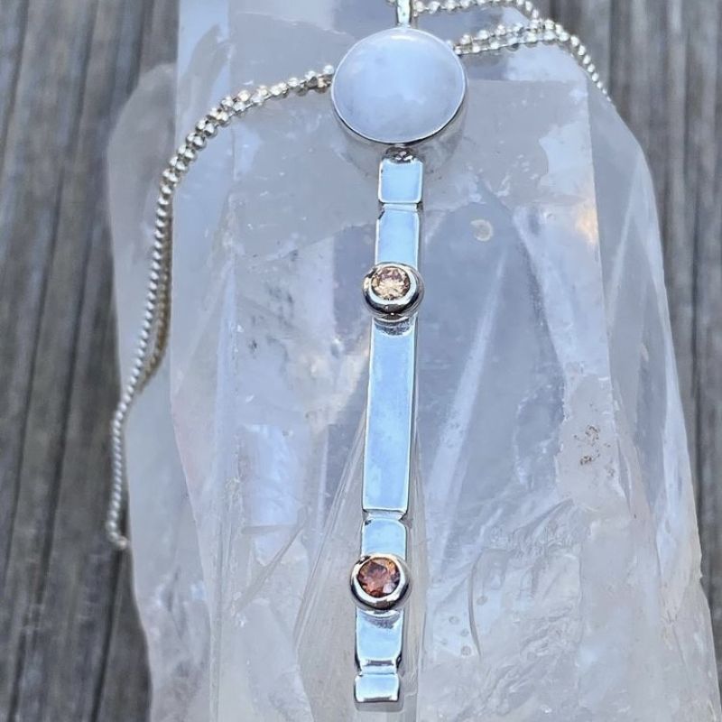 Silverhalsband totem cognacbrun/vit