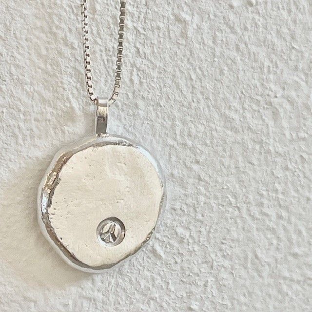 Handgjort halsband med peacemärke rustikt silver (925 sterlingsilver)