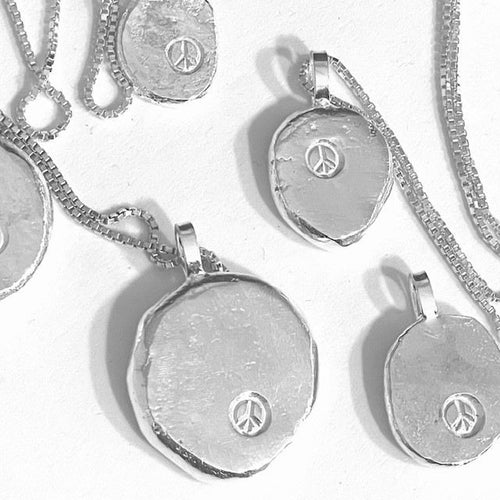 Handgjort halsband med peacemärke rustikt silver (925 sterlingsilver)