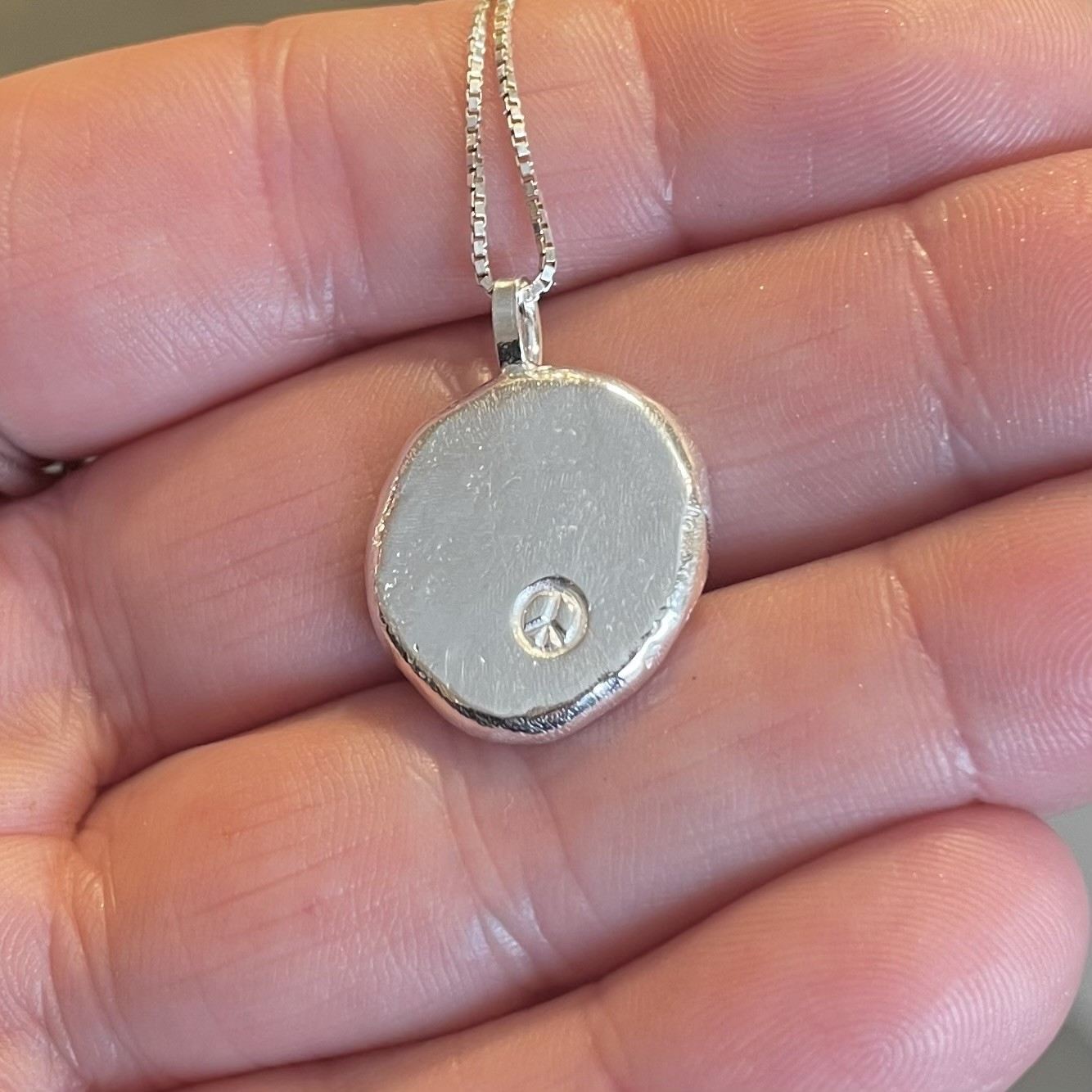 Handgjort halsband med peacemärke rustikt silver (925 sterlingsilver)