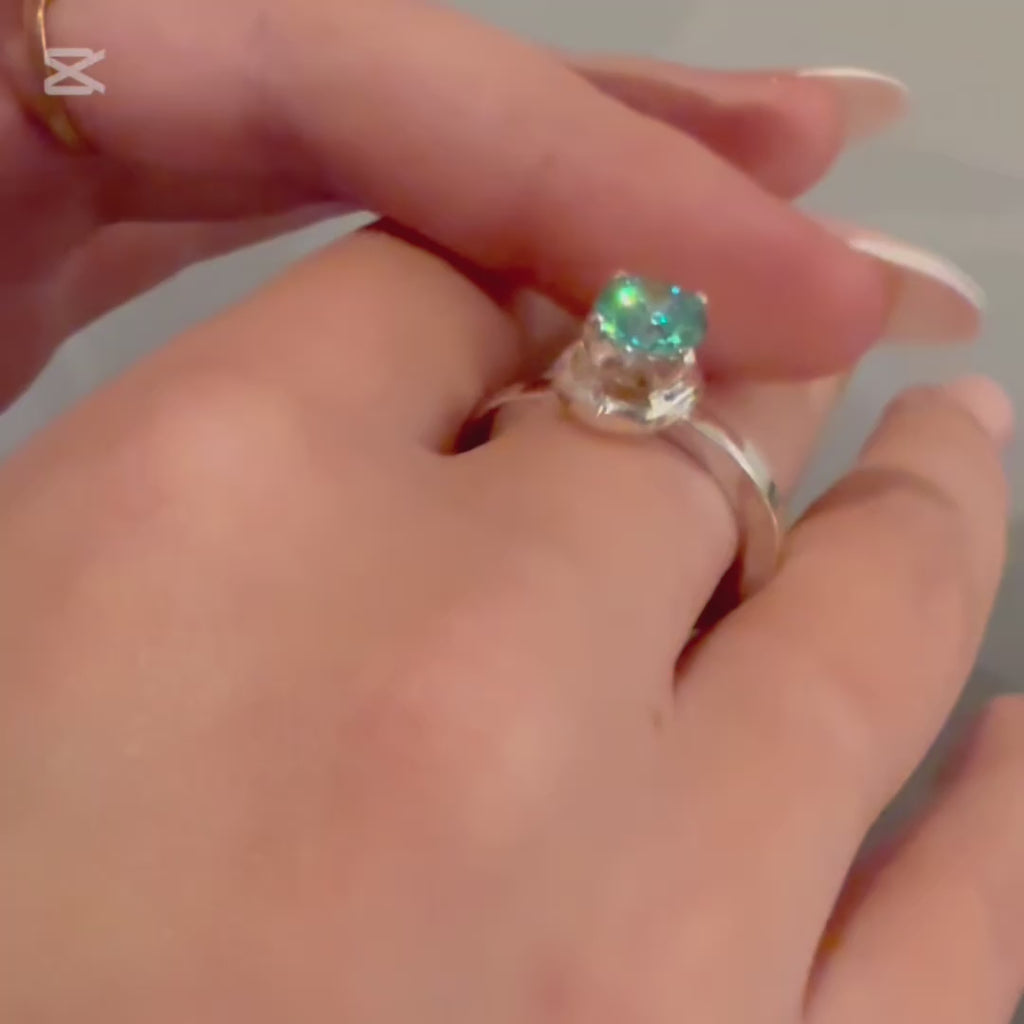 Victoria med Snurrbar Ring under Stenen