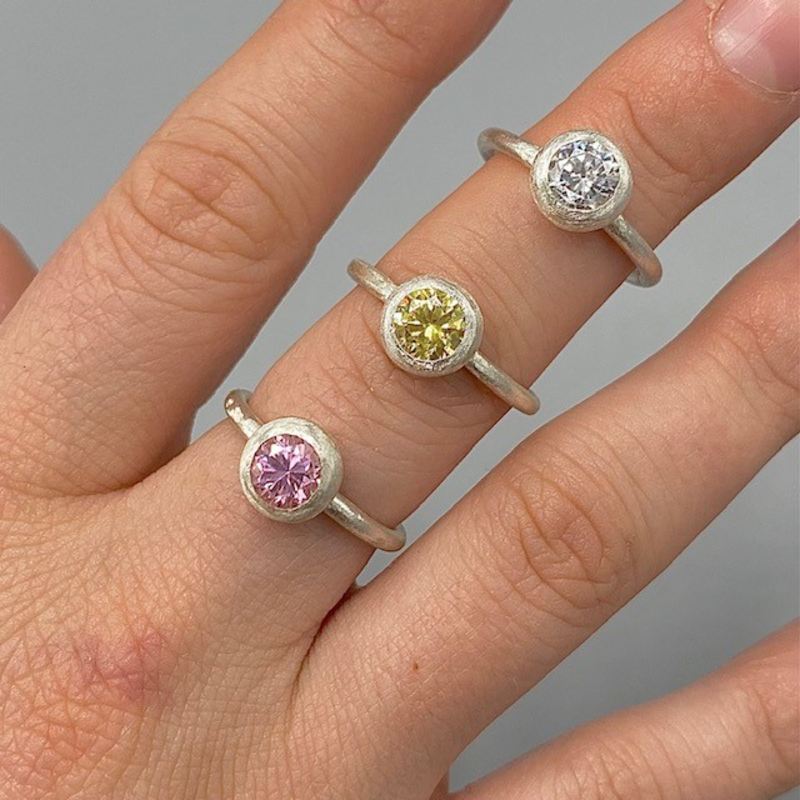 Matt silverring - vit (äkta zirconiasten)