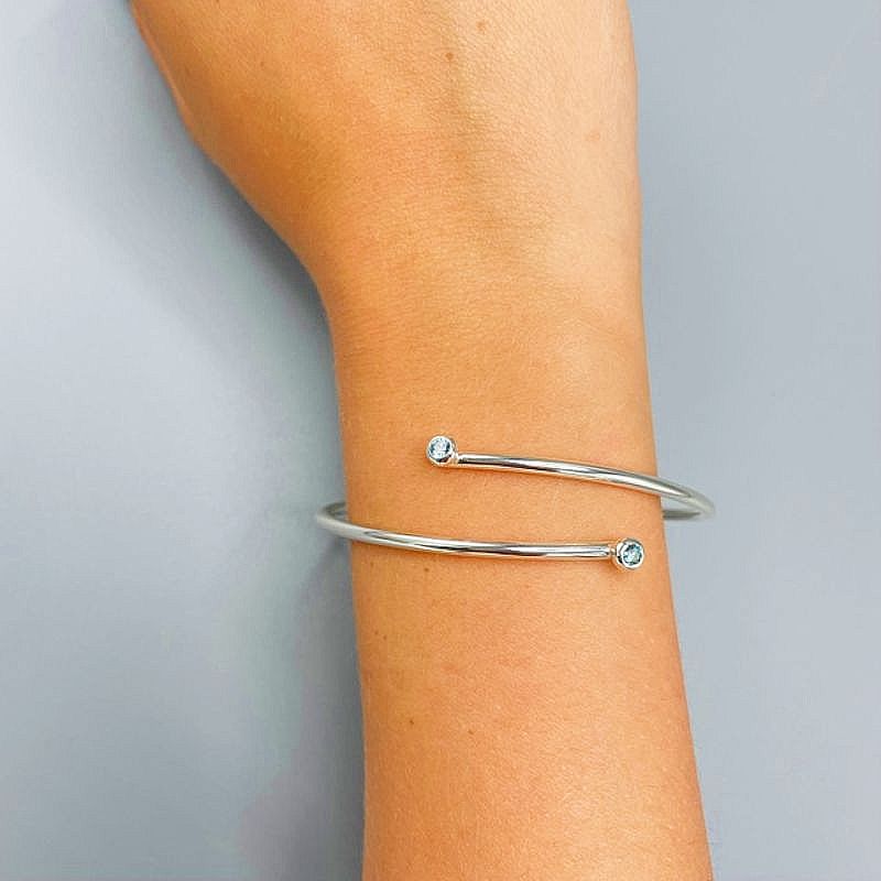 stilrent silverarmband med stenar