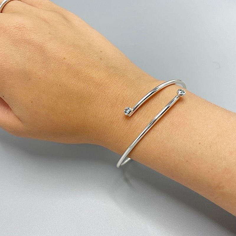 stilrent silverarmband med stenar