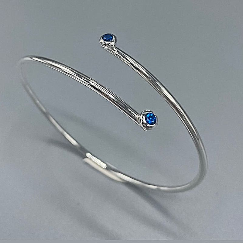 stilrent silverarmband med stenar