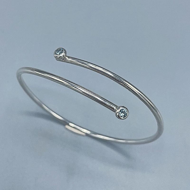 stilrent silverarmband med stenar