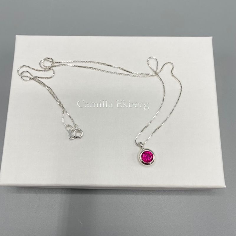 silverhalsband med stenar i olika färger