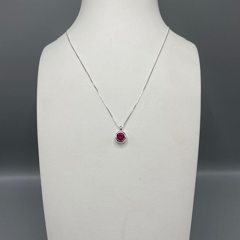 silverhalsband med stenar i olika färger