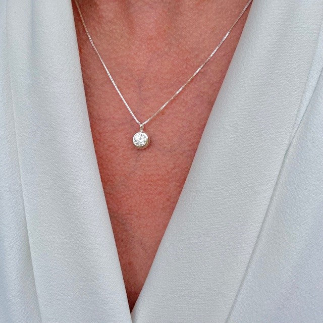 silverhalsband med äkta zirconiasten