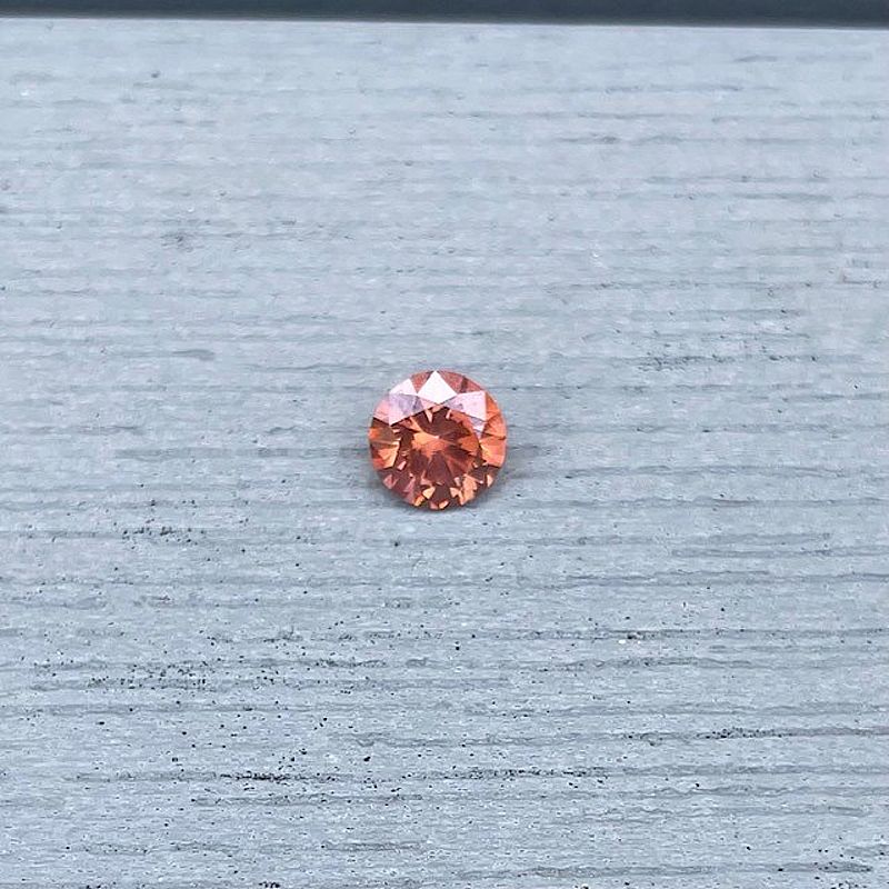 silverhalsband med stenar i olika färger