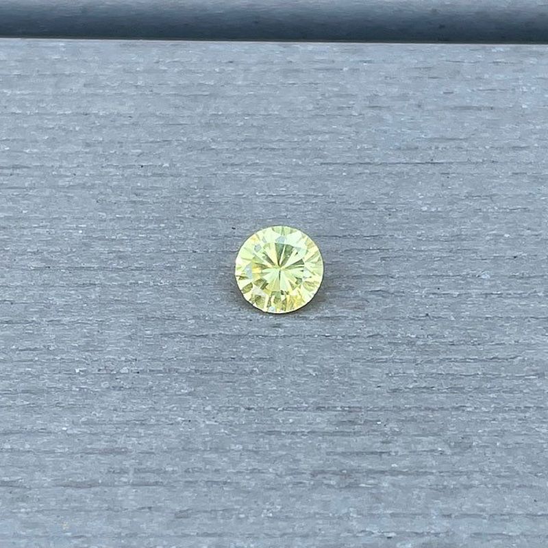 silverhalsband med stenar i olika färger