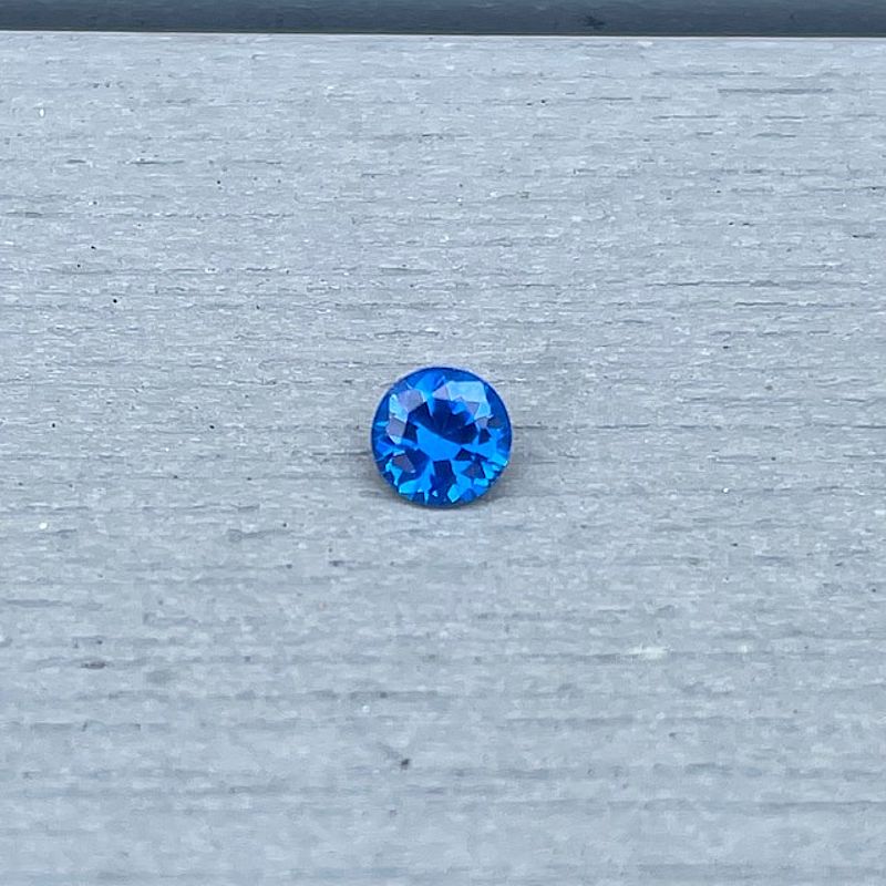 silverhalsband med stenar i olika färger