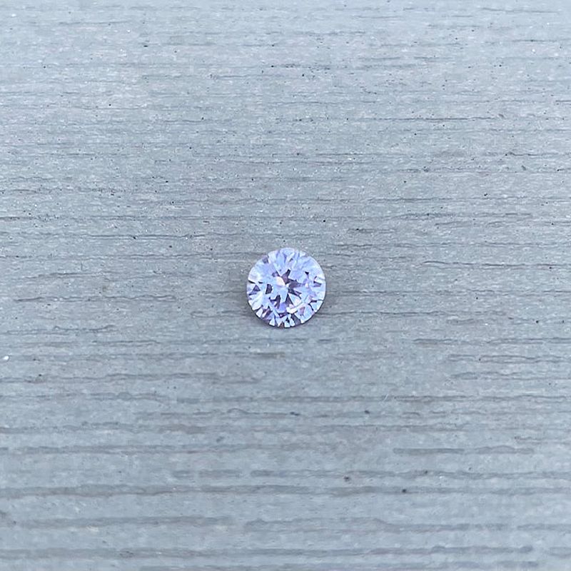 silverhalsband med stenar i olika färger