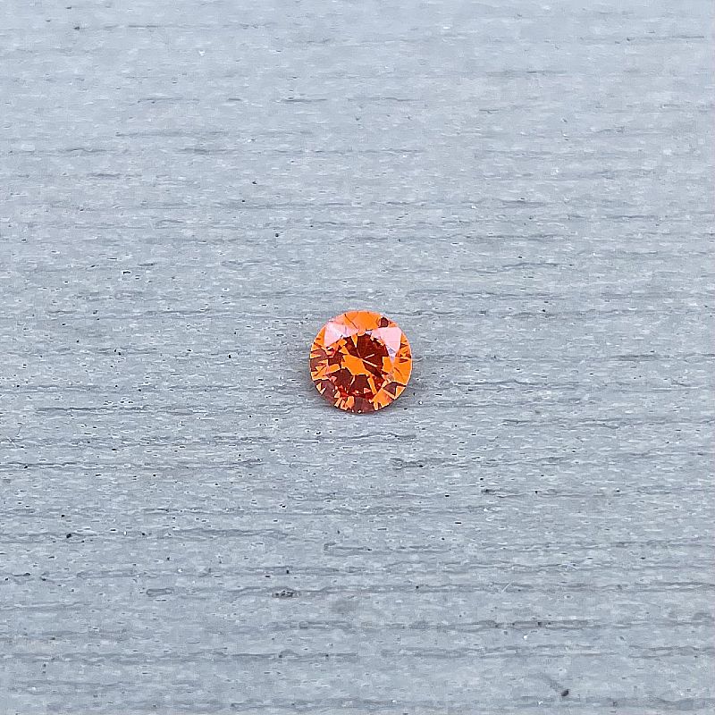 silverhalsband med stenar i olika färger