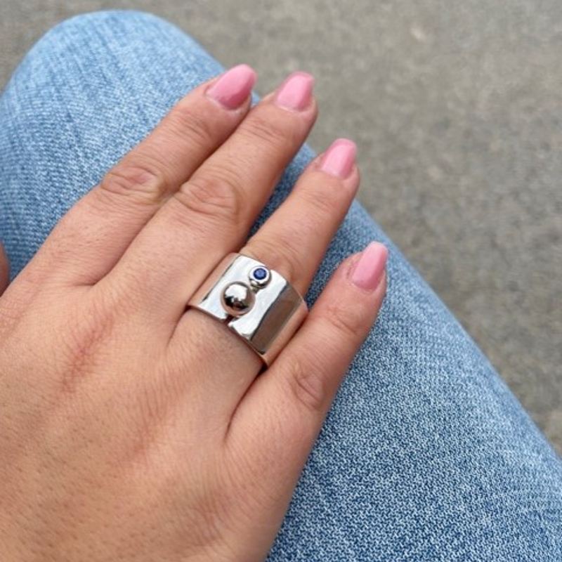 maffig ring med kula och färg