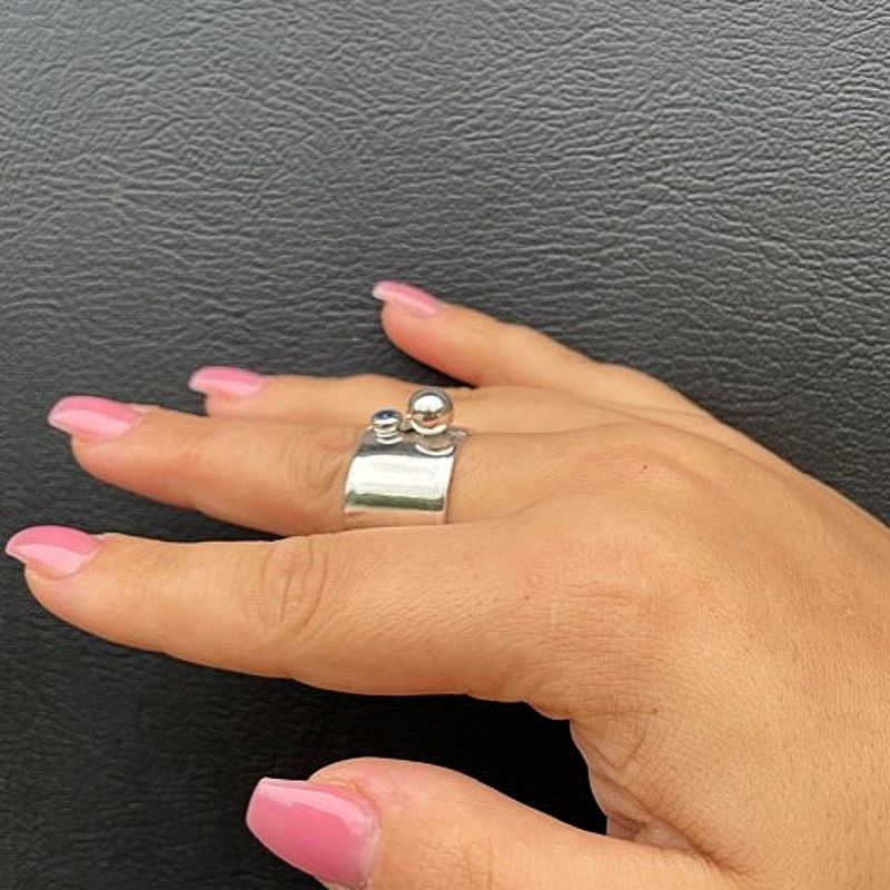 maffig ring med kula och färg