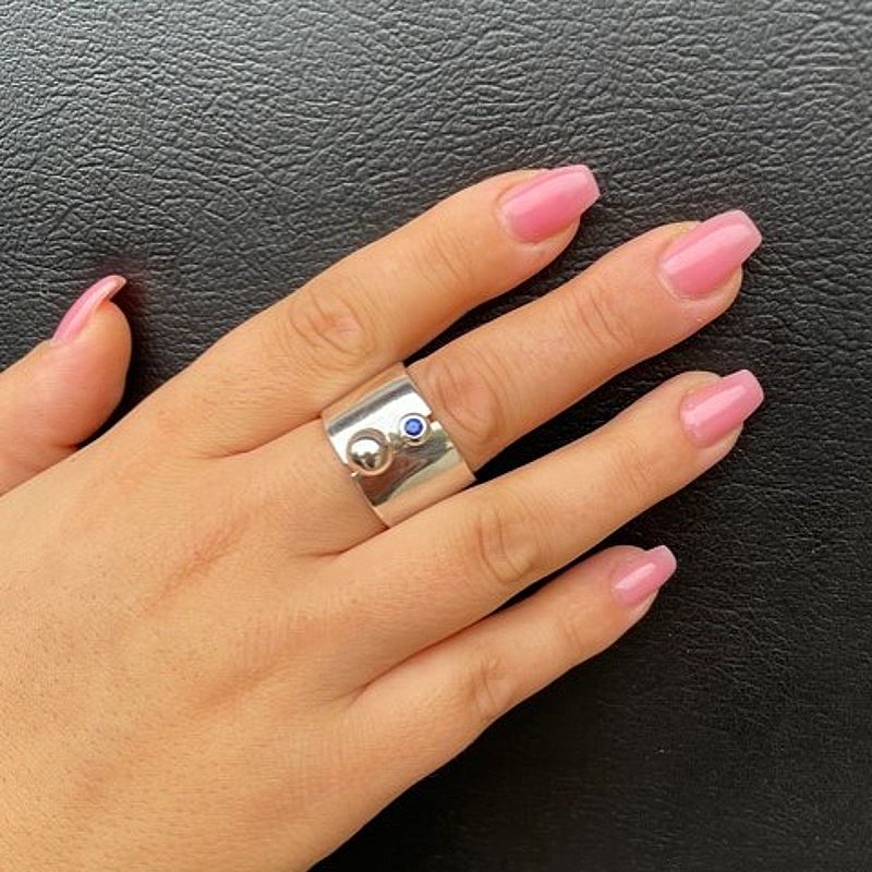 maffig ring med kula och färg