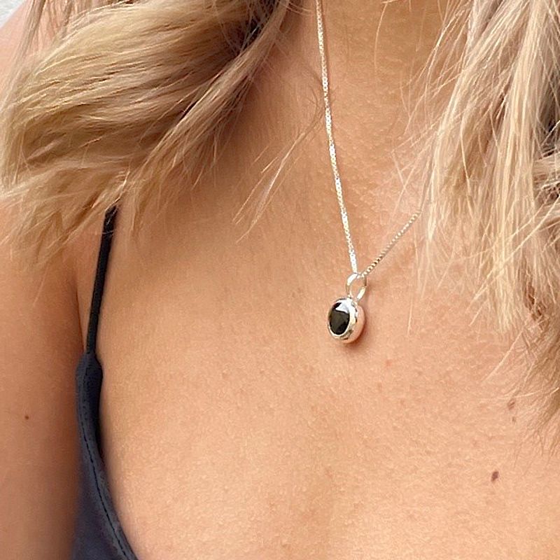 silverset med svarta kubisk zirconiastenar