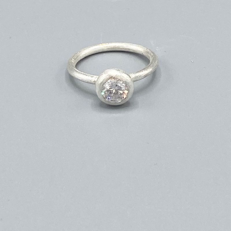 Matt silverring - vit (äkta zirconiasten)