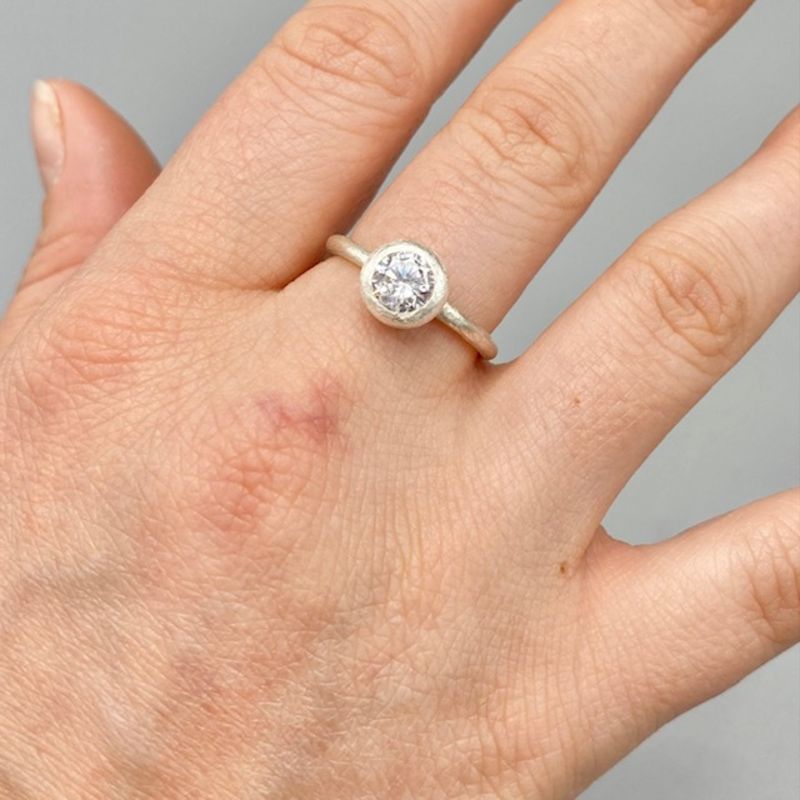 Matt silverring - vit (äkta zirconiasten)